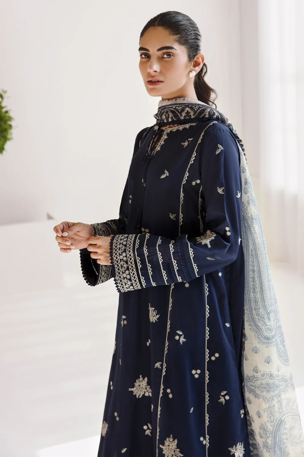 Embroidered Lawn USE-9031 - Image 3