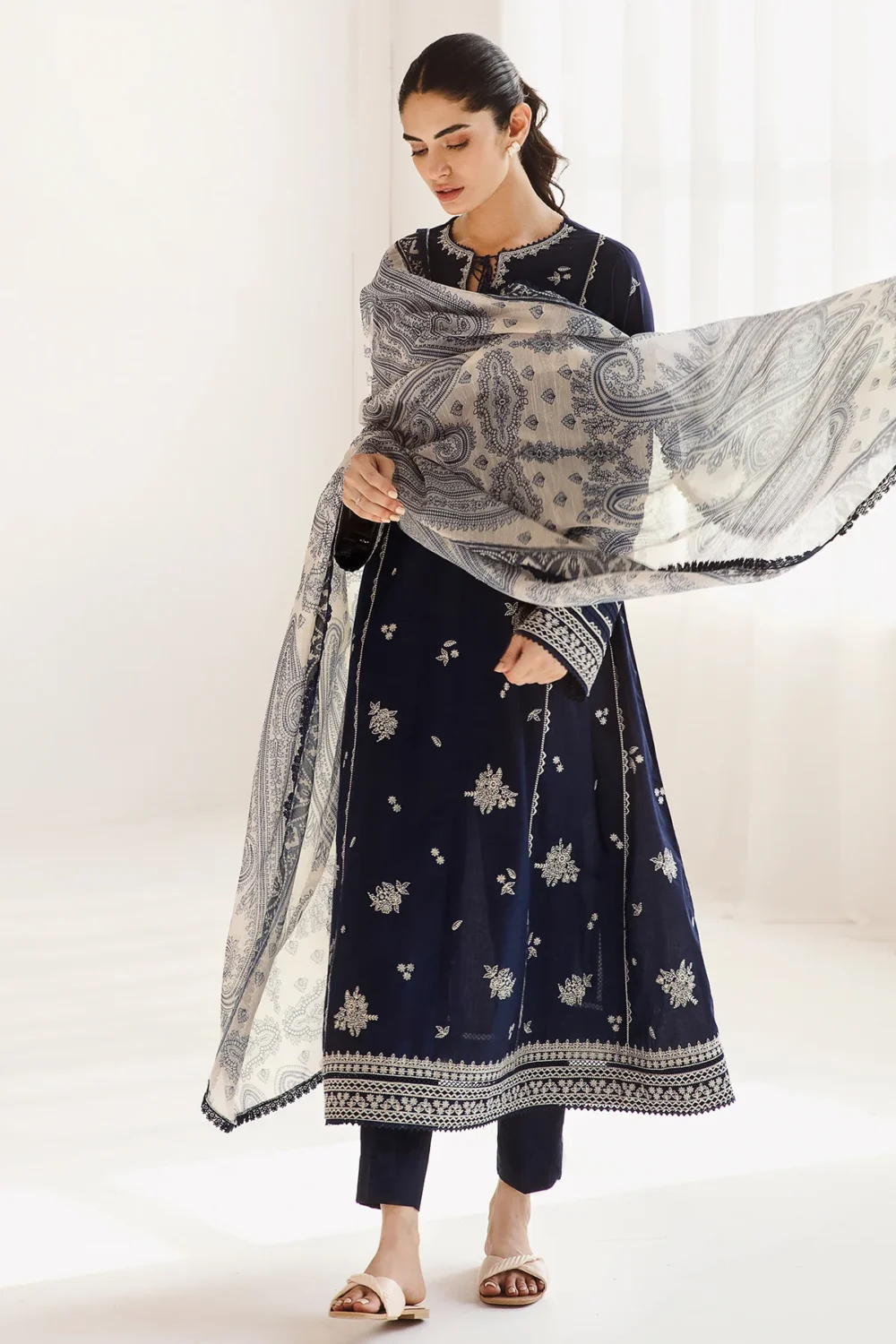 Embroidered Lawn USE-9031 - Image 4
