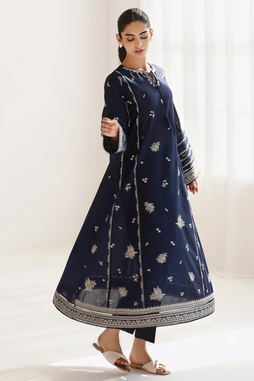 Embroidered Lawn USE-9031 - Image 6